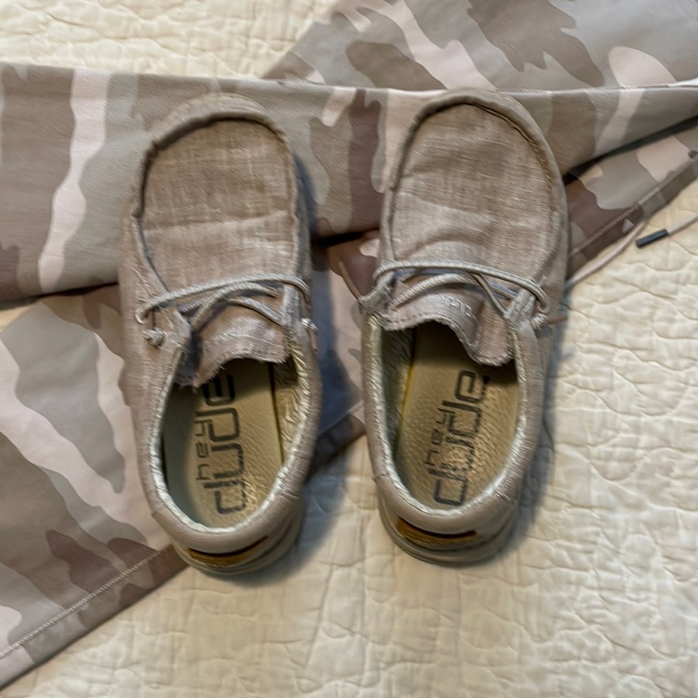Hey Dude Beige Wally Youth Y3-L4